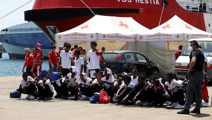 Un grupo de migrantes subsaharianos en el puerto siciliano de Augusta, a principios de agosto.