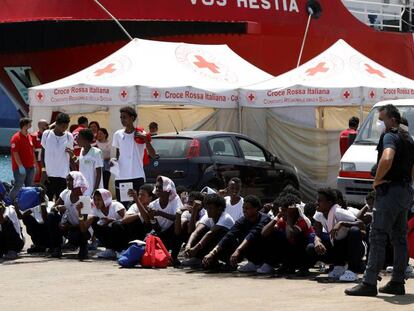 Un grupo de migrantes subsaharianos en el puerto siciliano de Augusta, a principios de agosto.