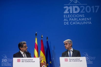 El delegado del Gobierno en Cataluña Enric Millo (i) y el secretario general técnico del Ministerio del Interior, Juan Antonio Puigserver, en una imagen de archivo.