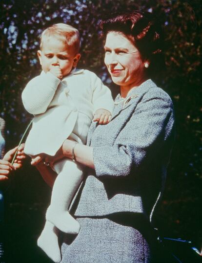 A rainha Elizabeth II com o príncipe Edward, em Windsor, em 1965