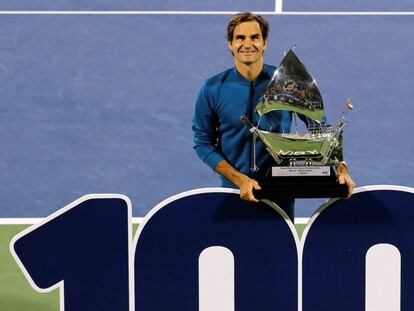 Federer posa con el trofeo de Dubái, el 100 de su carrera.