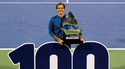 Federer posa con el trofeo de Dubái, el 100 de su carrera.