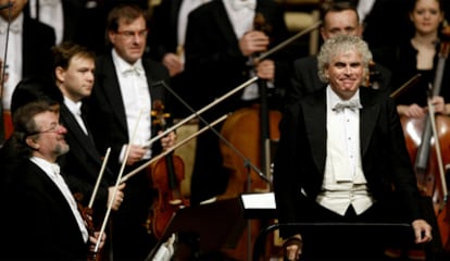 El director Simon Rattle dirige a la Filarmónica de Berlín durante un concierto en Abu Dabi en noviembre de 2010.