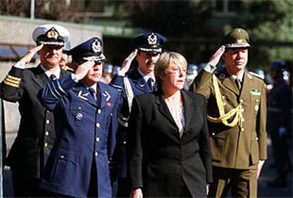 Michelle Bachelet hace su entrada oficial en el Ministerio de Defensa de Chile.