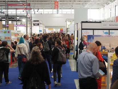 Ambiente en la feria del libro infantil y juvenil de Bolonia, el miércoles.