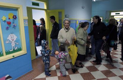 Llueve en Bilbao. La jornada electoral está marcada por la lluvia en el País Vasco. En la fotografía, el colegio electoral Cervantes.