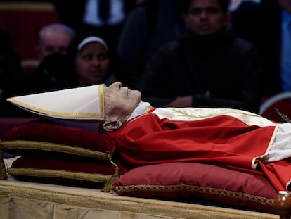 El cuerpo de Benedicto XVI en la basílica de San Pedro, el pasado 4 de enero, en Ciudad del Vaticano.