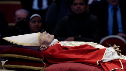 El cuerpo de Benedicto XVI en la basílica de San Pedro, el pasado 4 de enero, en Ciudad del Vaticano.