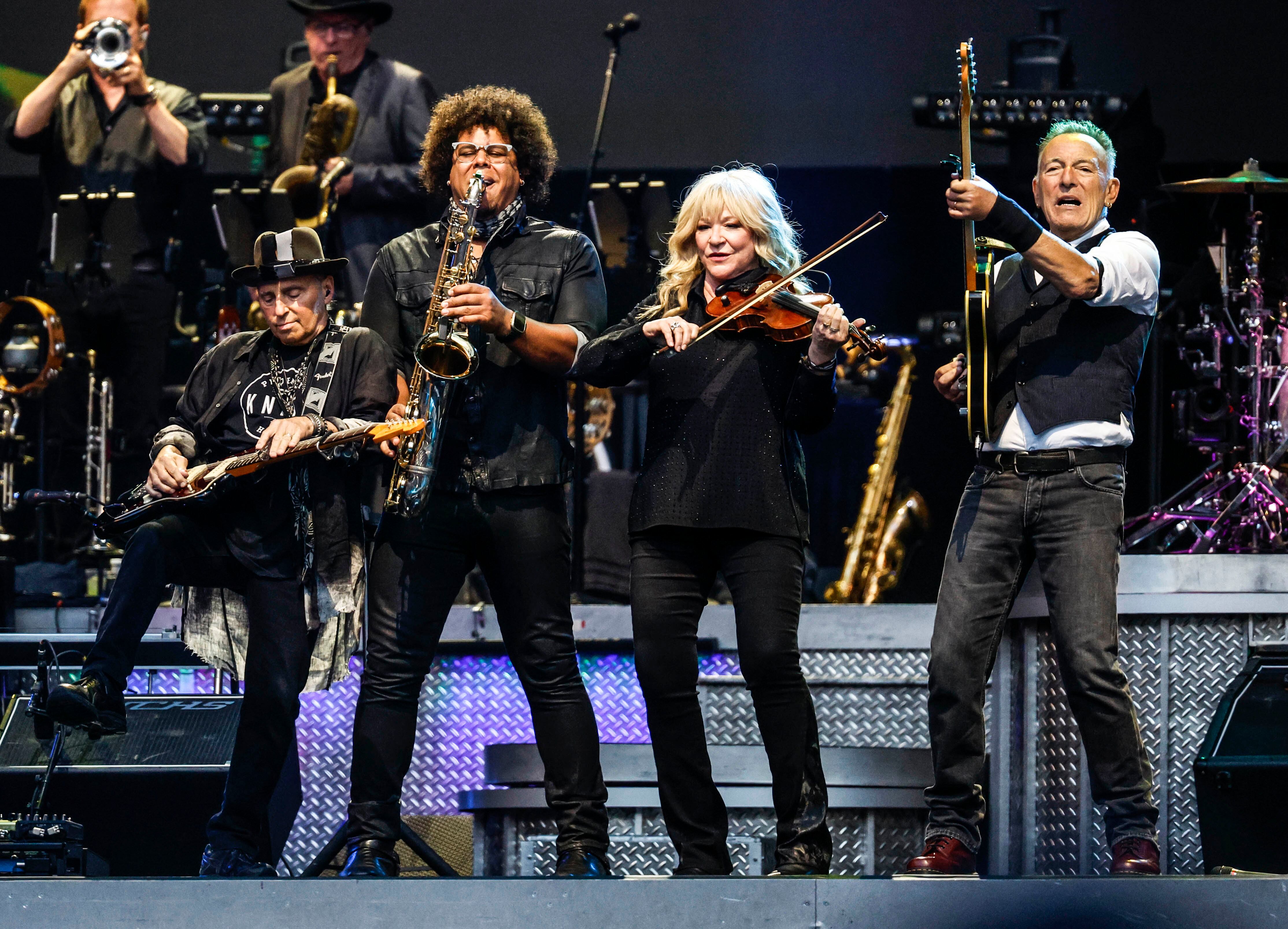 Springsteen, a la derecha, con parte de la E Street Band, en los primeros compases del recital. 