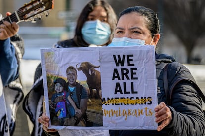 "Todos somos inmigrantes", dice el letrero de una de las personas congregadas el 8 de febrero en Nueva York por el presunto homicidio de Erick Díaz-Cruz por parte de un agente de inmigración.