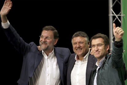 Mariano Rajoy y Núñez Feijoo apadrinana Telmo Martín, ayer en Pontevedra.