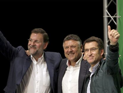 Mariano Rajoy y Núñez Feijoo apadrinana Telmo Martín, ayer en Pontevedra.