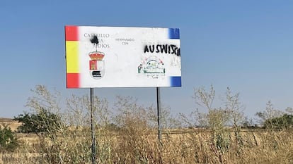 Cartel que conmemora el hermanamiento con una localidad judía, en el que los agresores han escrito "Auswitch", el nombre del campo nazi de exterminio, pero con faltas de ortografía.