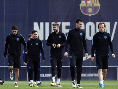 D'esquerra a dreta, Suárez, Messi, Piqué, Busquets i Rakitic, ahir durant l'entrenament del Barça.