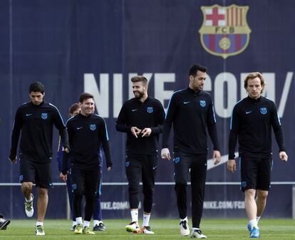 D'esquerra a dreta, Suárez, Messi, Piqué, Busquets i Rakitic, ahir durant l'entrenament del Barça.