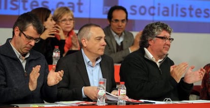 El primer secretario del PSC, Pere Navarro, junto al nuevo secretario de organización Esteve Tarradas (izquierda) y Antoni Ballmon (derecha), tras presentar el informe político ante el Consell Nacional del partido, en Barcelona.
