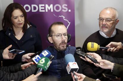 El secretario de Organización de Podemos, Pablo Echenique, en Valencia junto a otros cargos del partido.