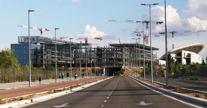 El Centro Acu&aacute;tico, a medio construir, y el Estadio de La Peineta, en el distrito de San Blas.