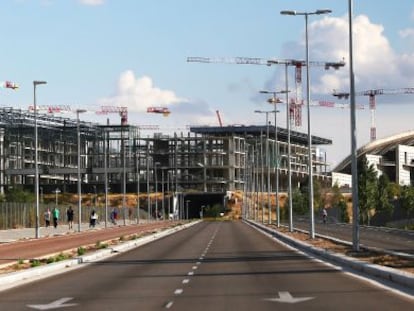 El Centro Acu&aacute;tico, a medio construir, y el Estadio de La Peineta, en el distrito de San Blas.