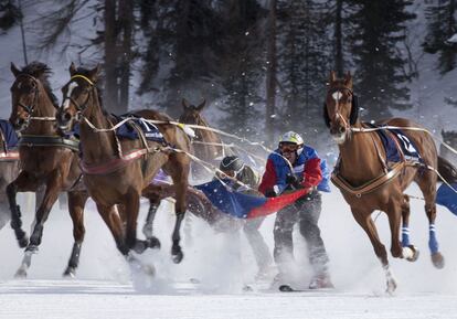 Un participante de la carrera de caballos White Turf, en St. Moritz, Suiza.