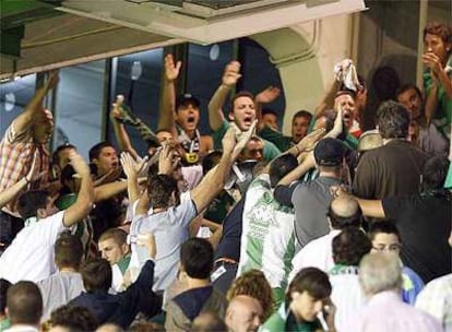 El público se dirige al palco de autoridades durante el partido que han jugado esta noche el Betis y el Osasuna y que terminó con el resultado de 0-5 a favor de los navarros