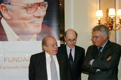 Jordi Pujol (izquierda), José Luis Leal y Felipe González, ante un retrato de Fernando Abril Martorell.