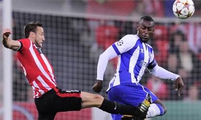 Gurpegi disputa un balón con Jackson Martínez.