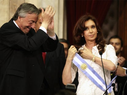 El ex presidente Kirchner aplaude a su esposa, Cristina Fernández, tras traspasarle el poder en diciembre.