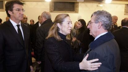 Alberto Nuñez Feijoo y Ana Pastor trasladan el pésame a Camilo Díaz, hijo del intelectual galleguista Isaac Díaz Pardo, fallecido ayer.