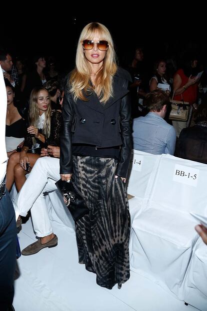 Rachel Zoe posando para los fotgrafos en el desfile de Diane Von Furstenberg.