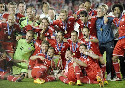 Los jugadores del Bayern celebran el triunfo sobre el césped.