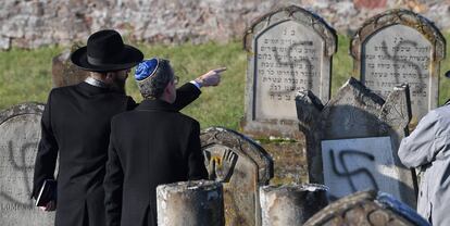 La gente mira las tumbas destrozadas el 4 de diciembre en el cementerio judío Westhoffen cerca de Estrasburgo (Francia).