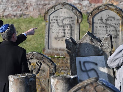 La gente mira las tumbas destrozadas el 4 de diciembre en el cementerio judío Westhoffen cerca de Estrasburgo (Francia).