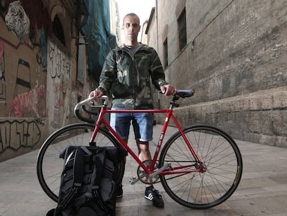 Víctor Sánchez con su bicicleta en una calle de Valencia.