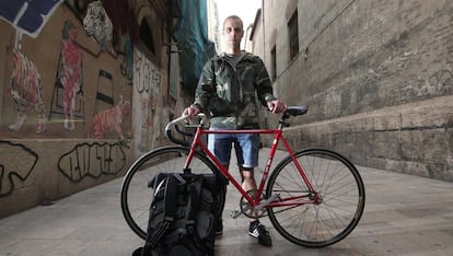 Víctor Sánchez con su bicicleta en una calle de Valencia.