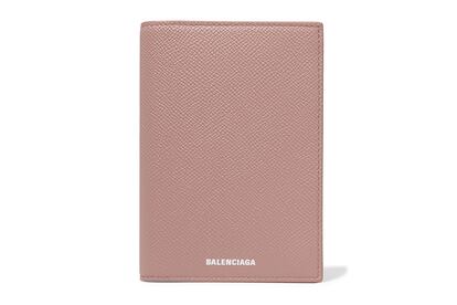 Si tienes la suerte de viajar fuera de Europa, no olvides proteger el pasaporte en una funda como esta de Balenciaga (245 euros).