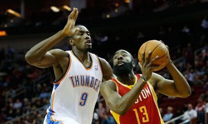 Harden entra a canasta ante Ibaka.