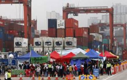 Vista de una línea de piquetes informativos en la terminal de contenedores del puerto de Hong Kong, en China. EFE/Archivo