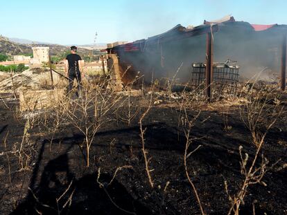 Una nave destrozada por las llamas, este martes en la localidad de Villaviciosa (Ávila).