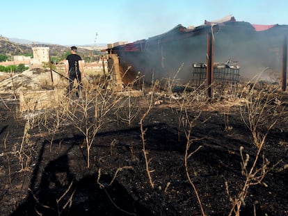 A warehouse destroyed by the fire in Villaviciosa (Ávila).