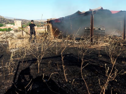 Una nave destrozada por las llamas, este martes en la localidad de Villaviciosa (Ávila).