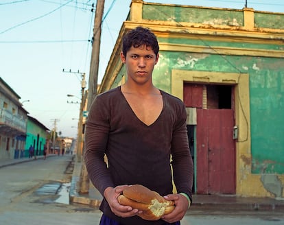 En la localidad de Gibara, en la costa nororiental cubana, un muchacho se levanta temprano para comprar pan.