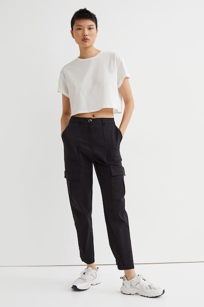 En color negro, más ajustado en la parte inferior y con el talle alto. El pantalón cargo más tradicional y versátil es este que puedes encontrar en H&M.