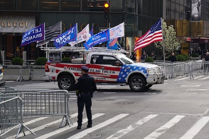 Un seguidor de Donald Trump conduce su camioneta llena de banderas por la Quinta Avenida, este martes en Nueva York. 