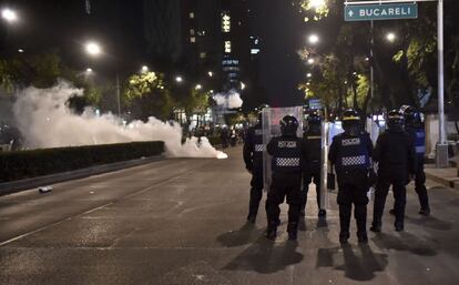 Al terminar la protesta, alrededor de las 20.00 hora local, se produjeron incidentes violentos por parte de unos 50 encapuchados que destruyeron vitrinas de numerosos comercios y cajeros automáticos de bancos.