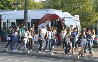 Un grupo de estudiantes se acercan a la Universidad de Valencia para hacer la prueba.