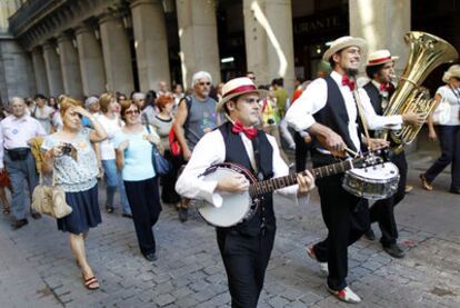 La charanga acompaña al grupo de visitantes a la salida de la Plaza Mayor a ritmo de chotis.