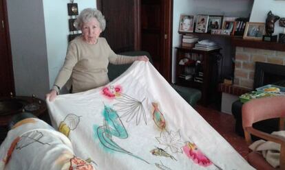 La madre de Barcel&oacute;, Francisca Artigues, muestra sus bordados.