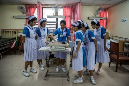 Enfermeiras se reúnem em torno de um bebê sendo pesado em um conjunto de escalas, no Hospital Lerdsin, em Bangkok, Tailândia. A pesquisa também sugere que quando as crianças interagem positivamente com seus pais, elas têm melhor saúde psicológica, autoestima e satisfação de vida a longo prazo. @adrianazehbrauskas