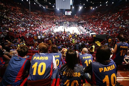 Aficionados del Barcelona presencian un partido de la Euroliga en París.